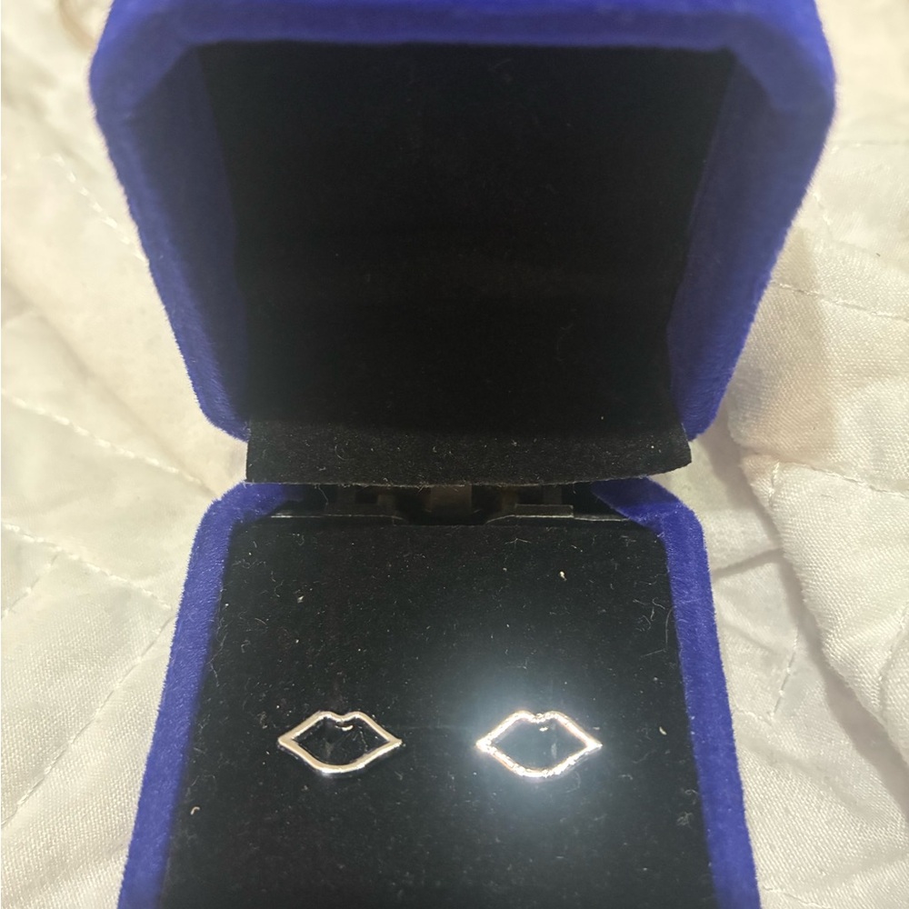 Elegant Silver Lip-Shaped Earrings